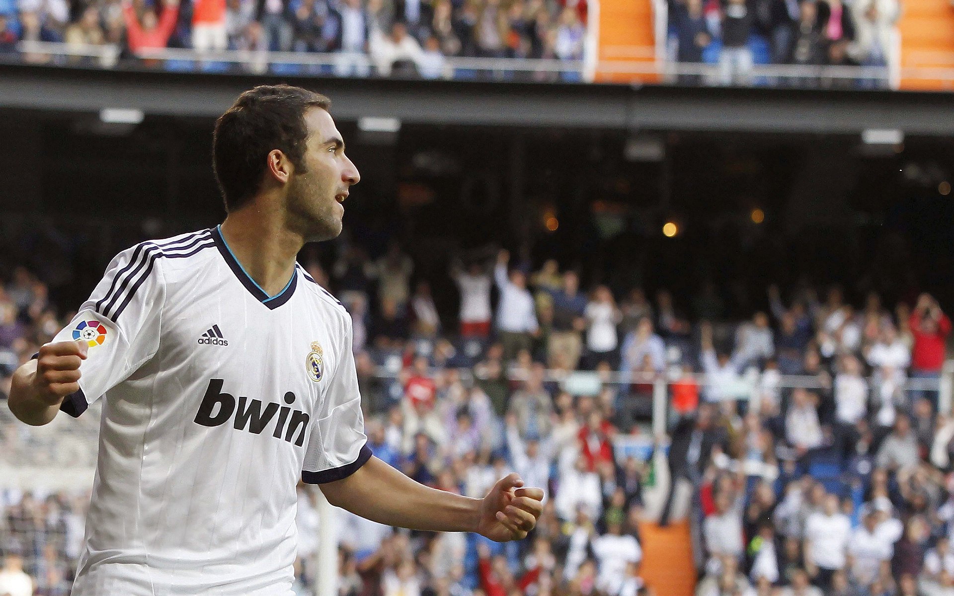 德甲狂战,比分4-3,比赛中明星前锋两球,关键数据:角球12个,传球成功率85%